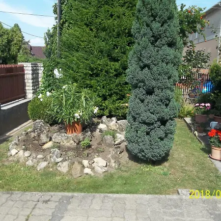 Viragos Vendeghaz 巴拉顿菲赖德